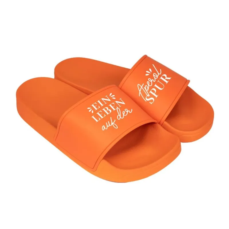 Bild: Badeschuhe - Ein Leben auf der Aperol Spur.